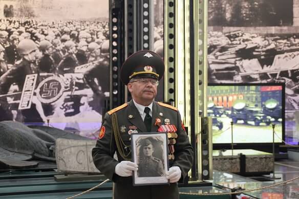 Ветеран ВС Калугин А.П. с портретом отца