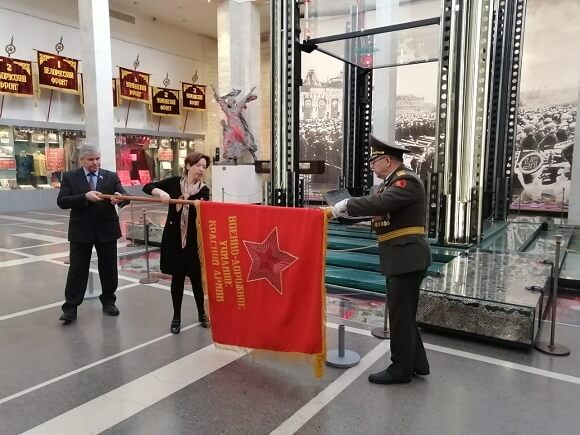 После экскурсии ветераны оказали помощь в приведении экспозиции в исходное состояние