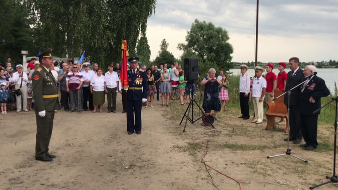Вручение знамени местному отделению ветеранов ВС
