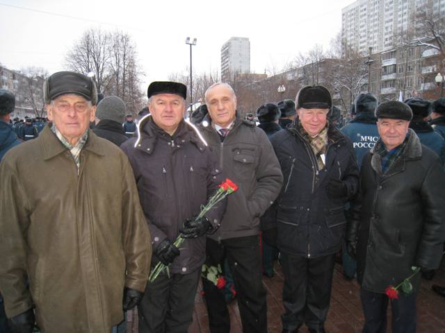 Возложение цветов к памятнику  спасателям , пожарным, горноспасателям и ветеранам МЧС