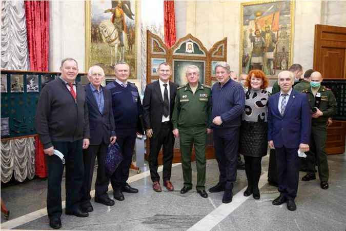 Ветераны на открытии выставки