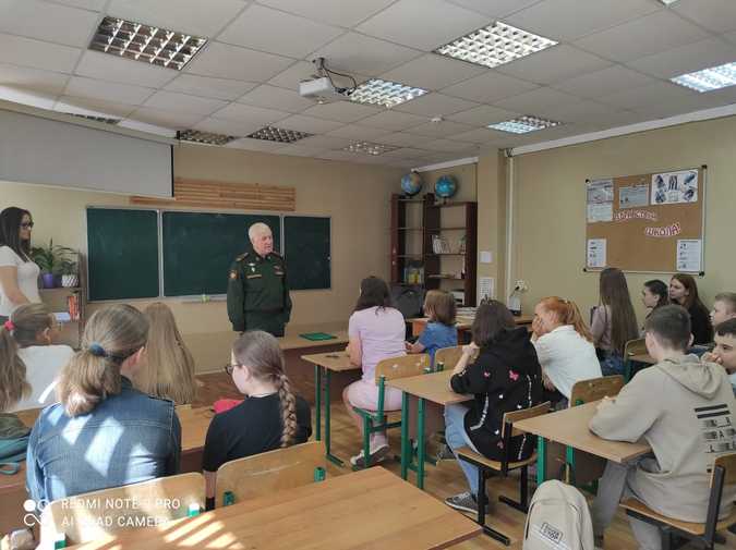 Ветераны вручают награды участникам конкурса рисунков к 60 летию полёта Ю.Гагарина
