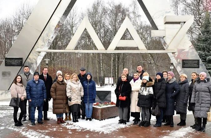 Химчане возложили цветы к памятнику «Ла-7»