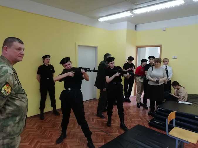 ВОЕННО-ПАТРИОТИЧЕСКАЯ ИГРА "А НУ-КА, ДЕВУШКИ!"