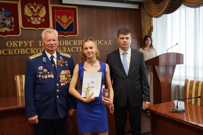 Ветераны ВС поздравляют юных граждан РФ