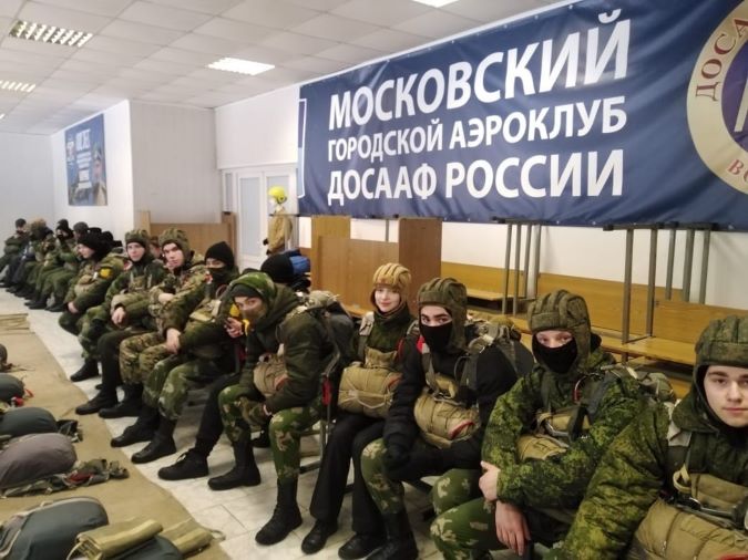 Кадеты ВПК «Антитеррор» совершили прыжки с парашютом