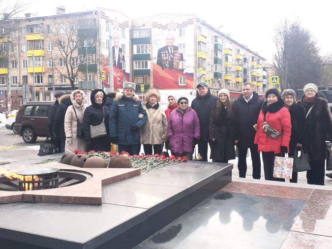 Ветераны ВС возложили цветы к Вечному огню