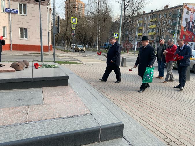Возложение цветов к Вечному огню