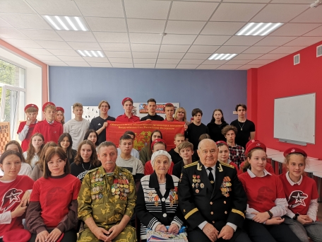Ветеранский десант в лицей -  к  Дню Победы.