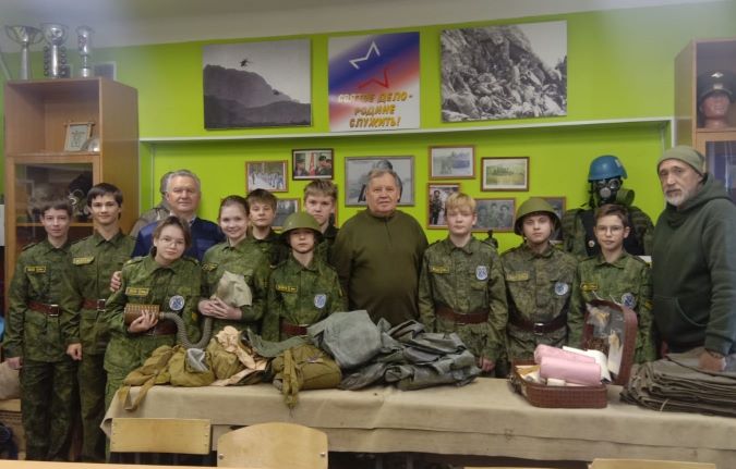 Подшефным кадетам передали предметы списанного военного имущества.