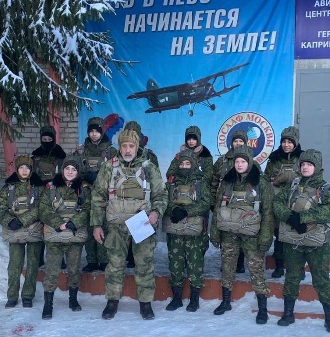 Кадеты совершили прыжки с парашютом