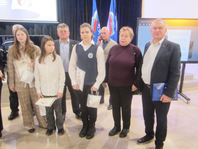 Ветераны на закрытии выставки школьных музеев