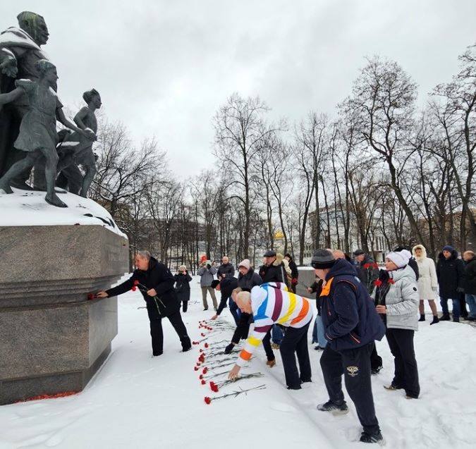 Возложение цветов к памятнику в честь 80-летия Победы