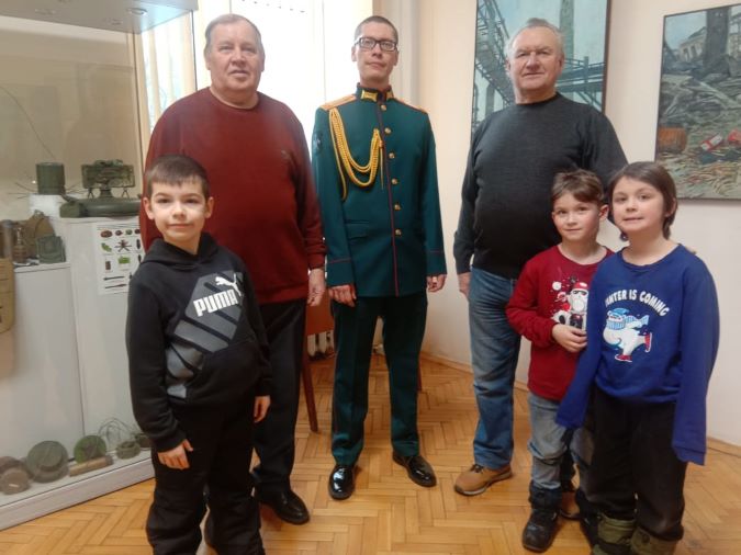 Ветераны на открытии выставки военного художника