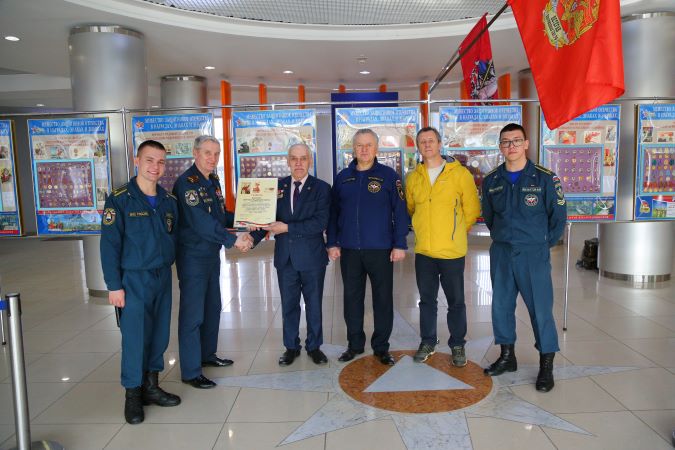 Ветераны организовали передвижную выставку в Новогорске