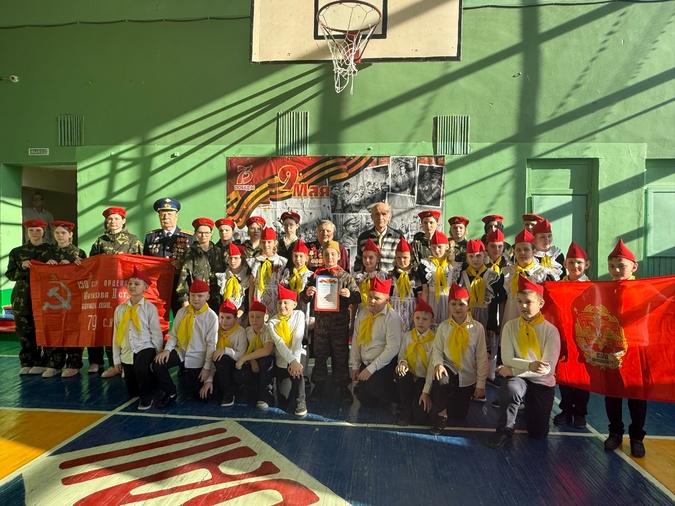 Школьники  младших классов держат экзамен.