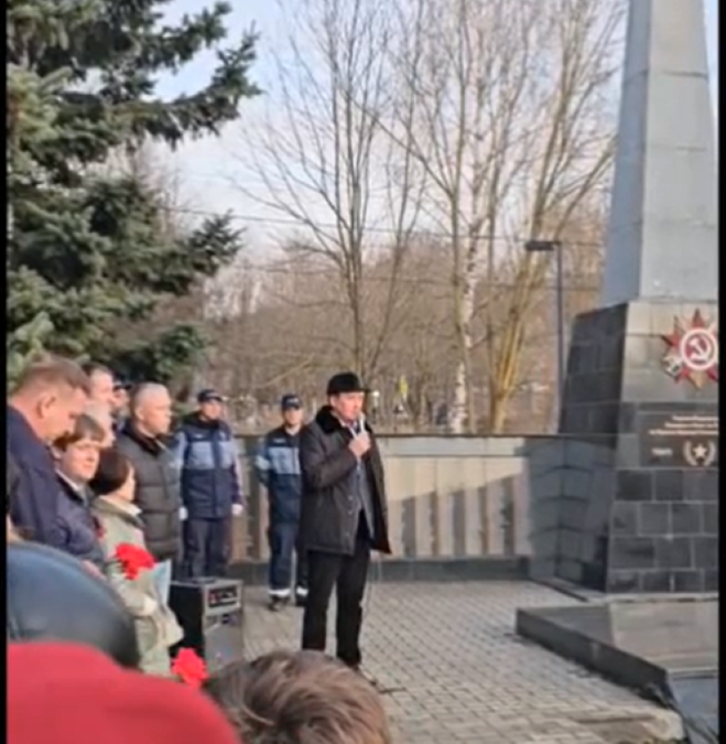 Торжественное зажжение Вечного огня