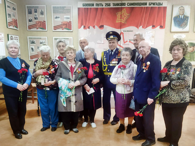 Ветераны получают памятные медали
