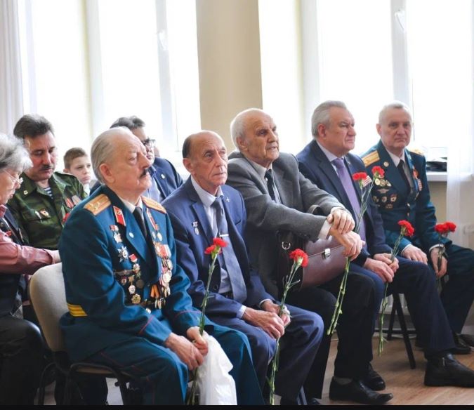 Ветераны на открытии Парты Героя Алексея Леонидовича Ковылина