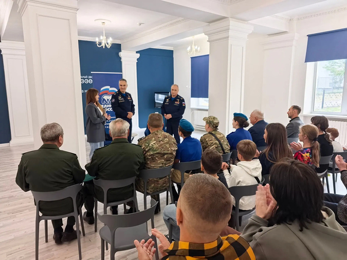 13.08.2026 в ЦДК Созвездие г. Дмитров состоялась встреча Дмитровских ребят с Героями России Тарелкиными Игорем Евгеньевичем, и его сыном Евгением Игоревичем