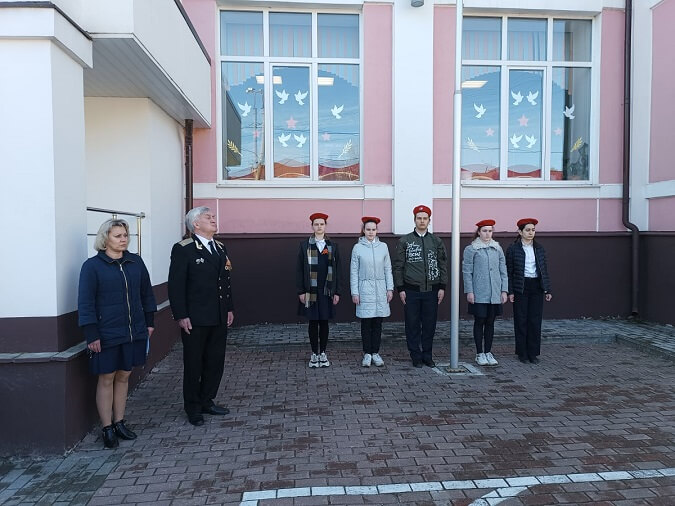 Ветеран ВС подполковник Авраменко на торжественной линейке в лицее 2 Павловского Посада-2023