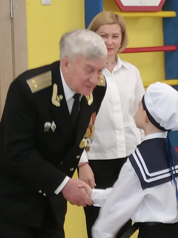 Ветеран ВС Авраменко В.И. поздравляет победителя команды моряков