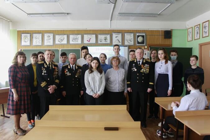 Участники встречи почтили память выпускника Рахмановской школы подводника Евгения Кошенкова, имя которого она носит с 2007 года