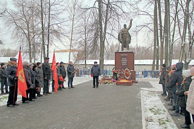 Митинг у манумента Воина-Защитника на братском кладбище го Пасловский Посад 03 декабря 2021 года