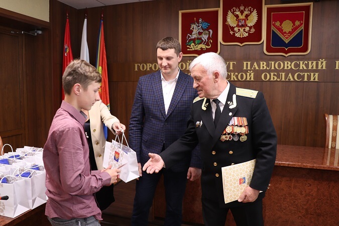 Ветеран ВС Виктор Авраменко и глава ПавПосГО Денис Семенов вручают первые паспорта юным Павлово-Посадцам