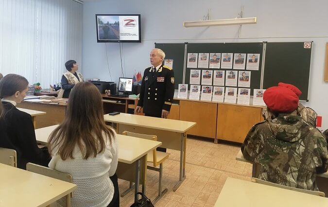 Председатель комитета ветеранов ВС Жаров на внеурочной встрече в Евсеевской СОШ 281122
