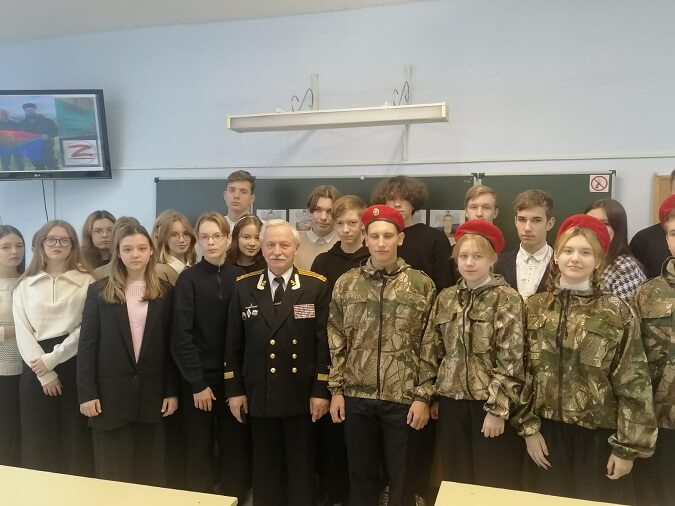 Председатель Комитета ветеранов ВС Жаров в Евсеевской СОШ с участниками внеурочной встречи 281122