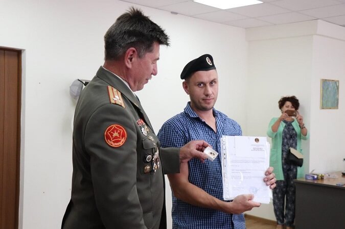Ветеран ВС полковник Павлов, прослуживший 7 лет в частях морской пехоты вручает награду морпеху Орлову