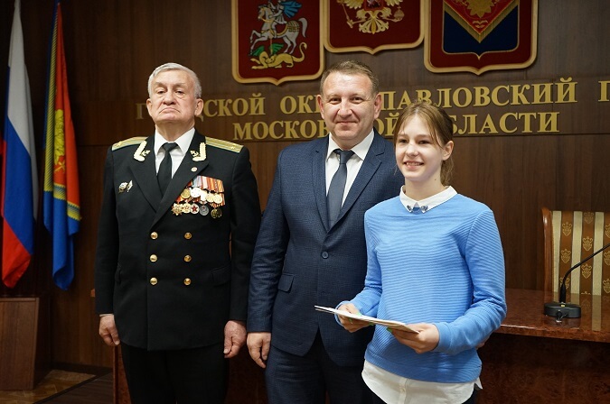 Ветеран ВС подполковник Авраменко на торжественном вручении первых паспортов юным гражданам РФ