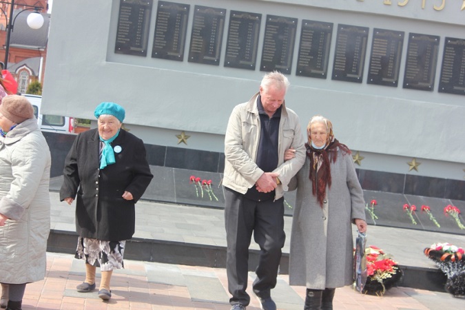 Шелепов П.М. с жительницей мкрн Городок на митинге потриотической акции Георгиевская ленточка у мемориала в память погибшим в ВОВ 194101945гг