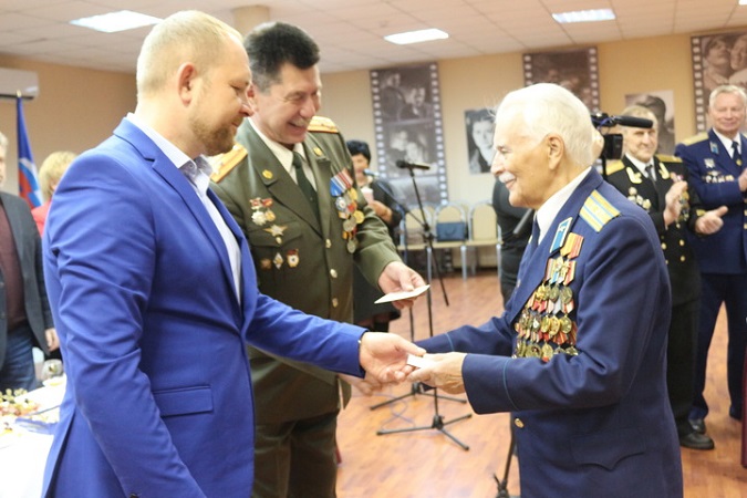 Медали 100 лет РККА и Флоту вручают ветеранам ВС РФ председатель Совета депутатов С. буланов и полковник В.Павлов