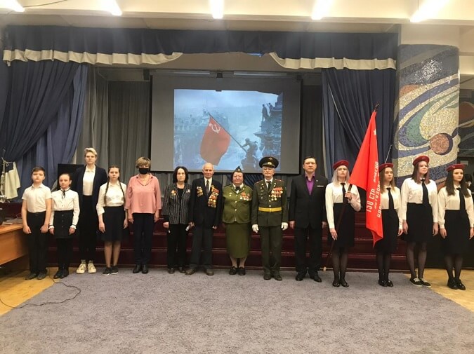 Патриотической акция "Знамя Победы" прошла в СОШ-9
