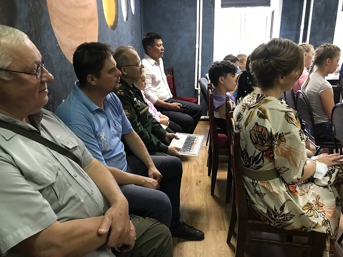 Сотрудники СЮТ и ветераны ВС, школьники, представители семьи космонавта В.Ф.Быковского на праздновании 1-й годовщины музея космонавтк Быковского