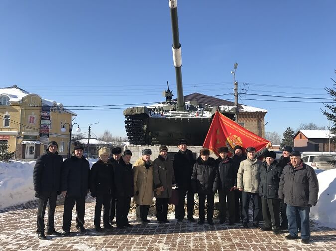 Ветераны у монумента защитникам Отечества-танка Т-72 в Павловском Посаде