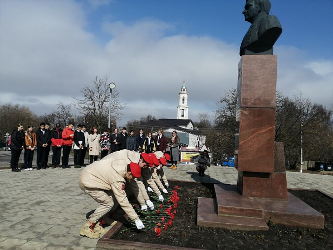 Возложение цветов к памятнику космонавта Быковского В.Ф.