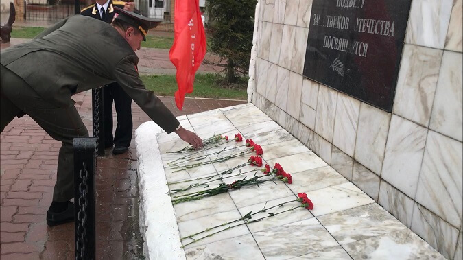 Ветераны ВС возложили цветы к монументу Защитникам Отечества 9 мая 2021 г