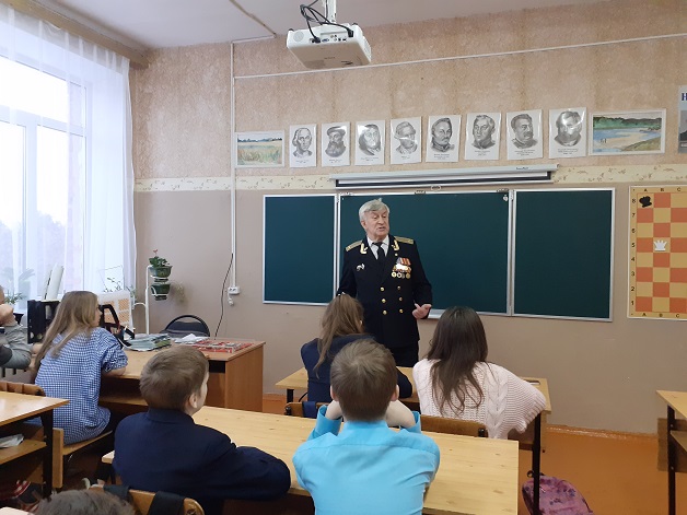 Урок мужества по Сталинградской битве проводит ветеран ВС подполковник в отставке Авраменко В.И.