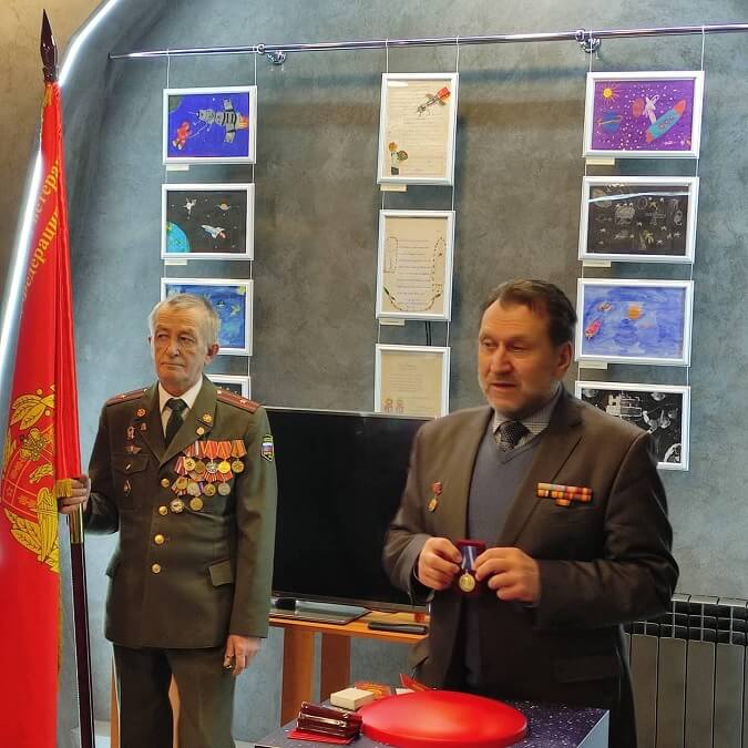 Председатель Комитета МОРО ОООВ ВС РФ В.Рабеев выступает в музее космонавта В.Быковского перед ветеранами ВС и учениками лицея №2 г. Павловский Посад