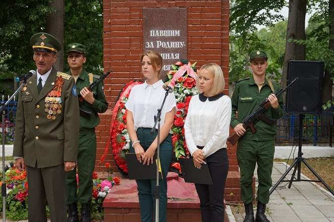Выступает ветеран Вооруженных сил РФ - военком С.Черничкин