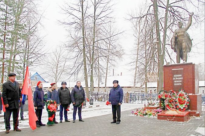 От местного отделения ветеранов ВС Павловского Посада выступил капитан 1 ранга А.Зыков