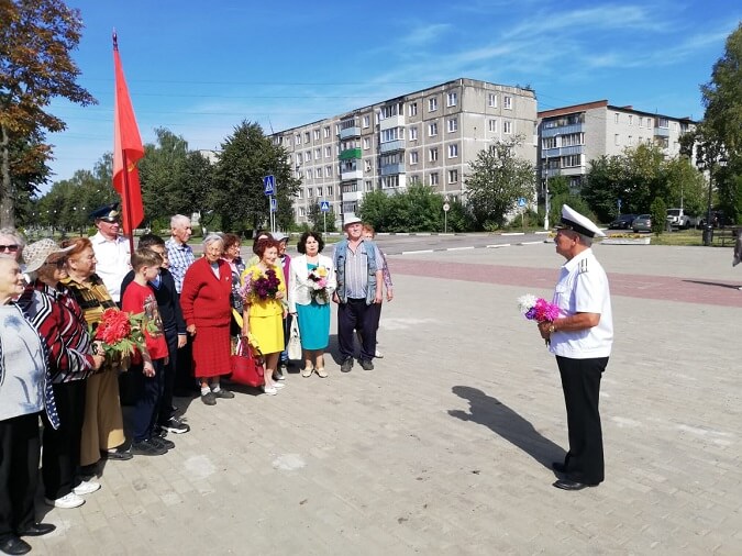 Открыл митинг в честь Победы над Японией капитан 1-го ранга Жаров Н.А.