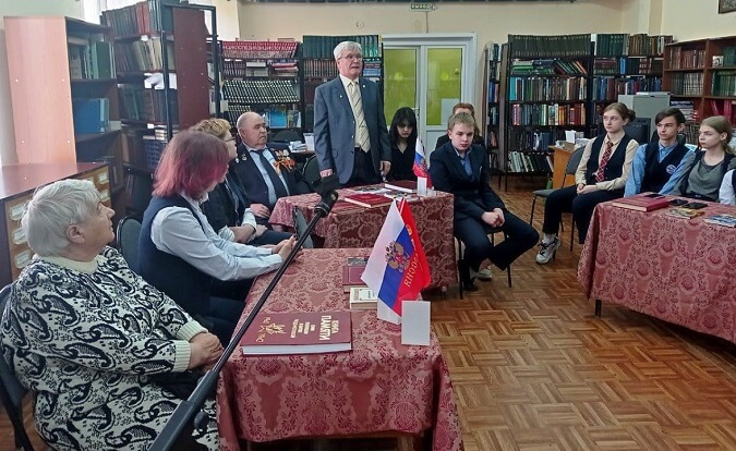 Ветеран ВС Борисов С.В. отвечает на вопросы учащихся лицея №2