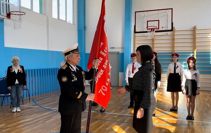 Знамя Победы уверенно продвигается