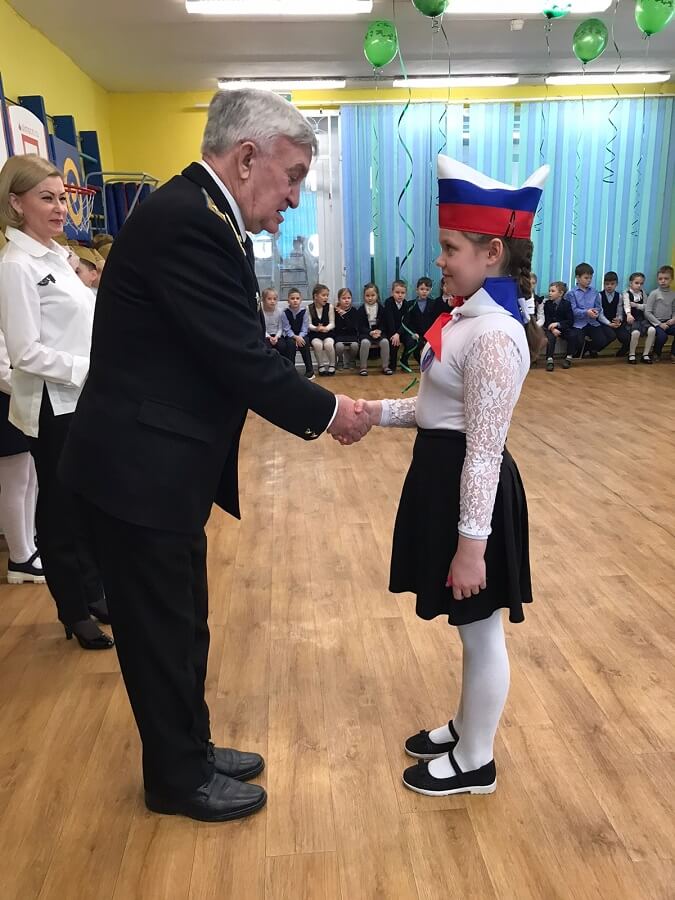 Председатель жюри, член комитета ветеранов ВС Авраменко В.И. поздравляет и вручает грамоту капитану команды-победителя