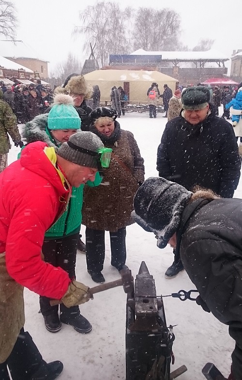 Ветераны поучаствовали в конкурсах -полковник А. Багаев весь в процессе ковки