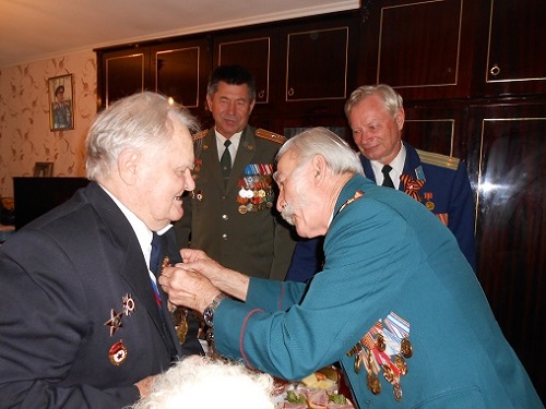 Медаль 100 лет РККА вручаетс ветеран ВС РФ Дрождин В.М.